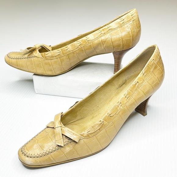 Vintage Stuart Weitzman Embossed Leather Pumps (8) - Picture 2 of 10